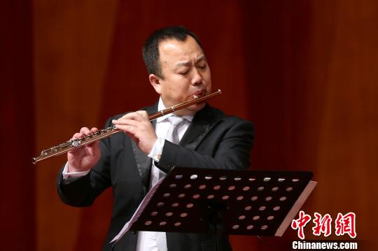 图为高秦平表演长笛独奏。 记者 张远 摄
