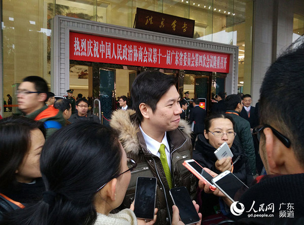 广东政协委员接受媒体采访。（林龙勇　摄）