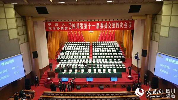 政协四川省第十一届委员会第四次会议于今日上午开幕，政协委员正陆续进场，会场两边的大屏幕上显示着委员们报到的情况。（陈希 摄）