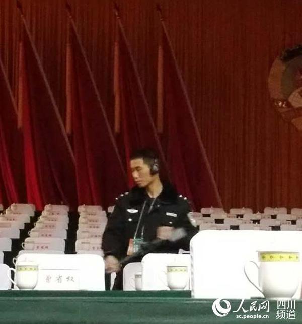 政协四川省第十一届委员会第四次会议于今日上午开幕,图为安保工作人员在会场进行最后的安检工作。(陈希 摄)
