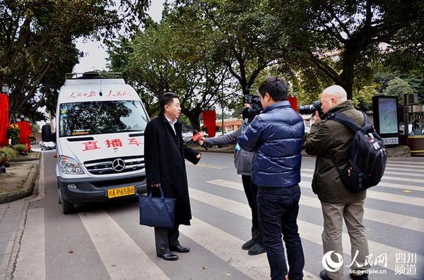 政协四川省第十一届委员会第四次会议于今日上午开幕，图为政协委员进入会场前接受人民网记者采访。（熊文瑶 摄）