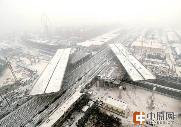 正在转体中的中州大道跨陇海铁路桥梁。记者 周甬 图