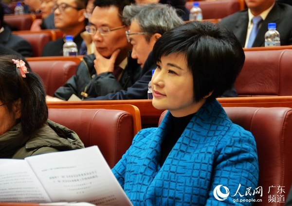 广东省政协委员吴小莉认真听工作报告。林龙勇 摄