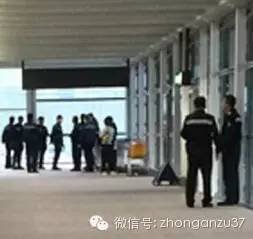 飞机即将抵达,香港警方在廊桥外等候。