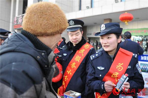 民警向旅客宣传安检新规，并介绍禁止携带的危险品
