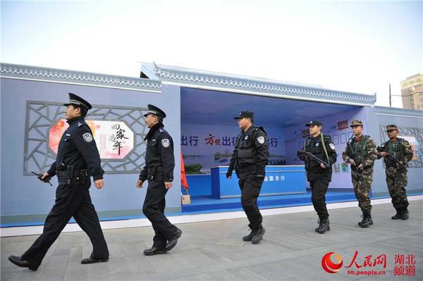 该处民警联合地方特警、武警开展武装巡逻,维护站车安全。