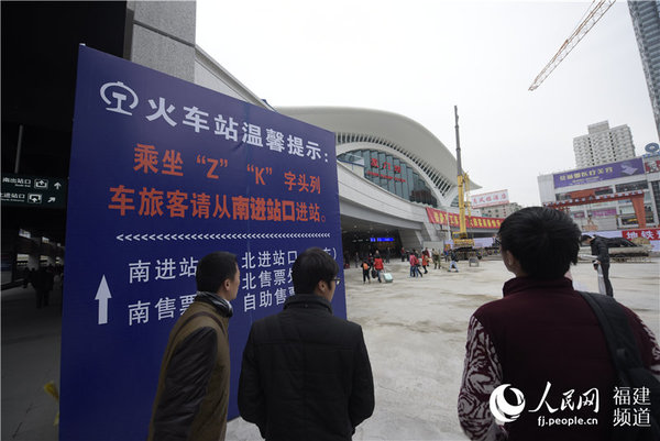 车站设置起醒目的标识牌。沈宇波 摄