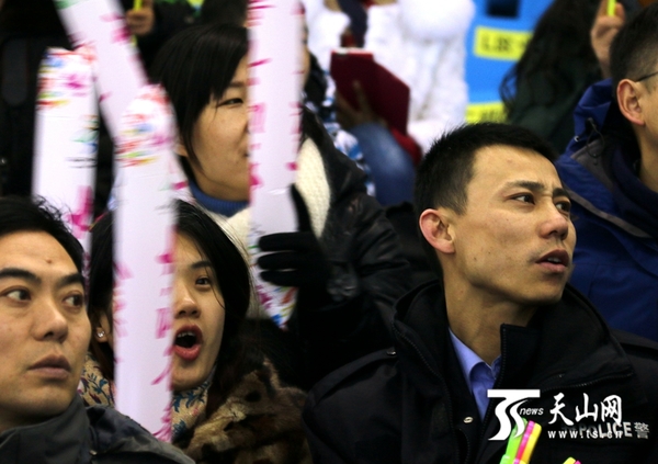 当有运动员摔倒时，有人表情凝重，有人表情惊讶。