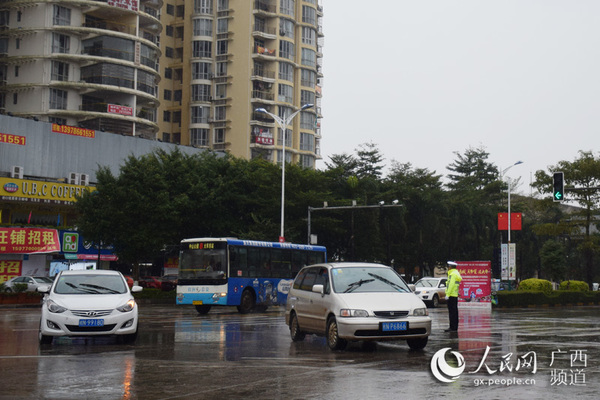 交警在冰雨中指挥交通