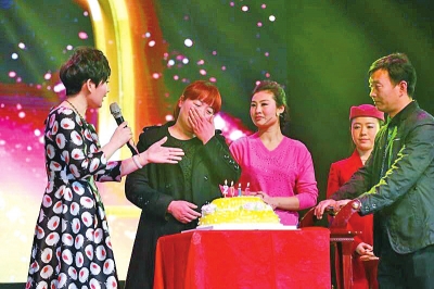 荥阳村妇一人照顾5位患病亲人 获1万元爱心助