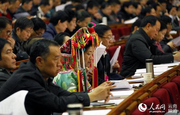 1月24日上午，云南省第十二届人民代表大会第四次会议在昆明开幕，来自全省各地的少数名族代表身着民族服饰参会。人民网 薛丹 摄