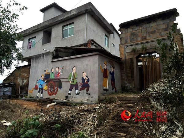 农家水泥房因为大学生壁画多了美感