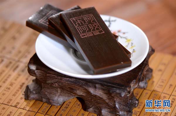 这是山东东阿县一家阿胶企业生产的阿胶药品（2015年12月28日摄）。新华社记者 周科 摄