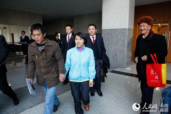 钱仁风当庭释放,走出法院。(资料图 人民网 李发兴 摄)