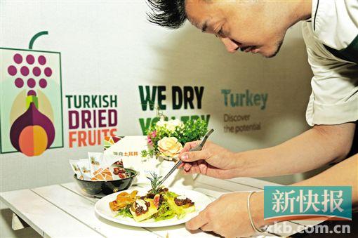 ■黄晧宇现场用土耳其干果烹制美食。