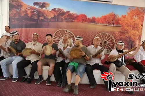 艺术家们在采风现场和艺人们一起欢唱。