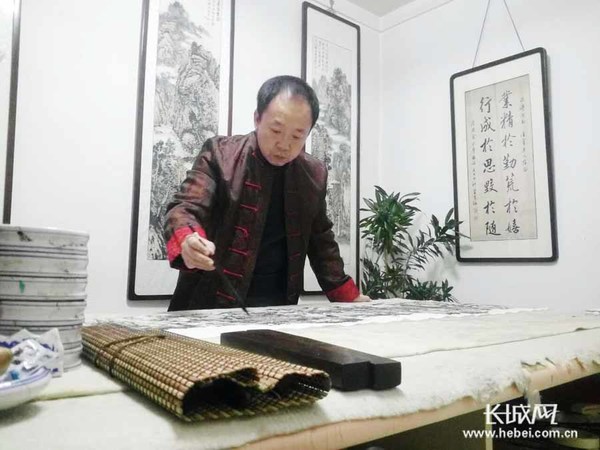 画家张洪涛正在作画。