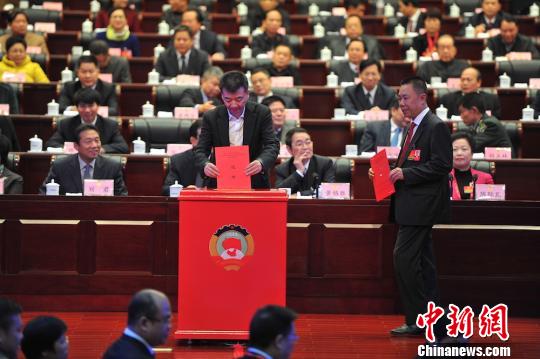 图为大会选举。　胡雁摄