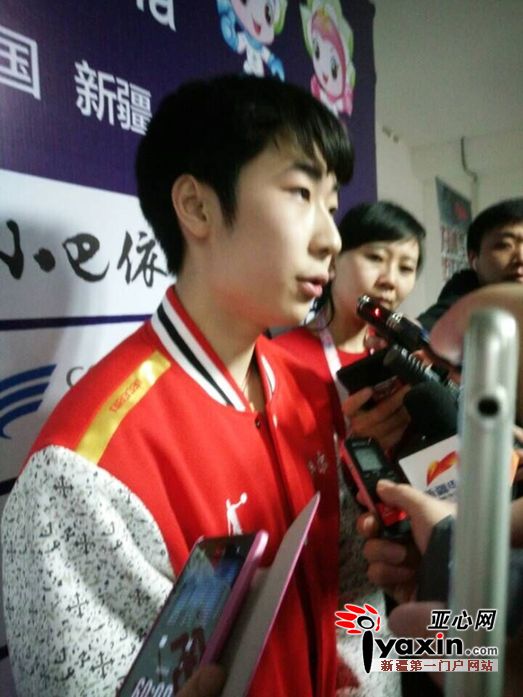 花样滑冰男子单人滑短冠军金博洋在接受媒体采访