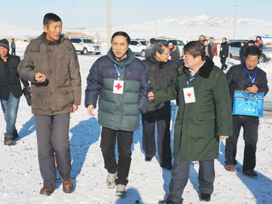 内蒙古自治区锡林郭勒盟正镶白旗，王海京顶风冒雪走访贫困农牧民。