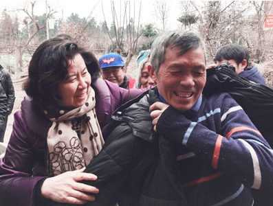 贵州省凯里市大风洞乡苗族村寨，郝林娜帮助困难群众试穿新衣。