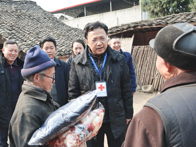 四川省中江县通济镇苕坡村，郭长江慰问五保户杨天财老人。