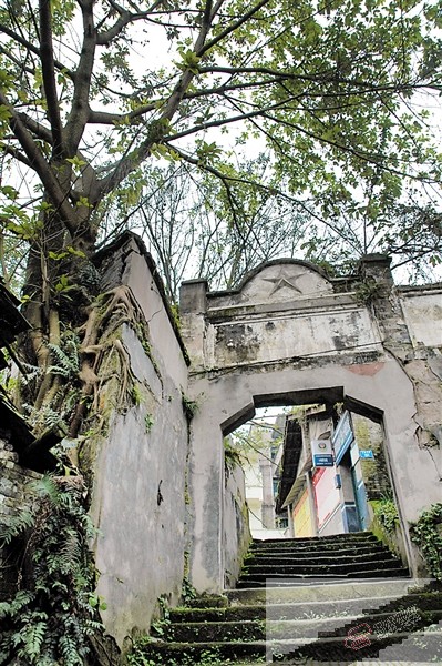 原十塘镇政府大门。