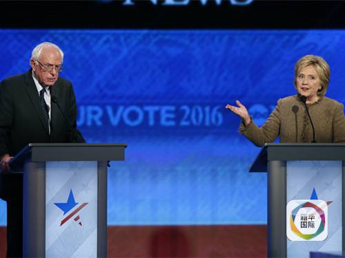 2015年12月19日,在美国新罕布什尔州曼彻斯特的圣安塞尔姆学院,民主党候选人希拉里·克林顿(右)和伯尼·桑德斯参加2016年美国总统选举民主党候选人第三场电视辩论。(图片来源:新华社/美联)