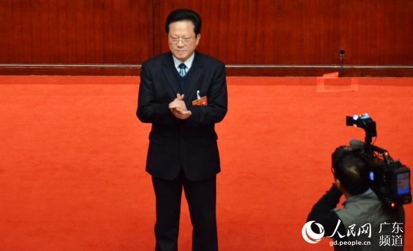 新当选的广东省十二届人大常委会副主任张广宁到台前与代表见面。