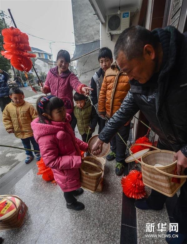 1月31日，塘栖镇河西埭村的孩子们手拿红灯笼，跟邻居家讨要食材制作百家饭。