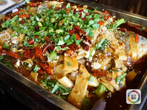 　　店里的烤鱼也是招牌菜。（新华社记者方艺晓摄）