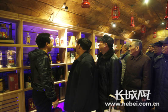 老干部听取介绍。 长城网 席亚楠 摄