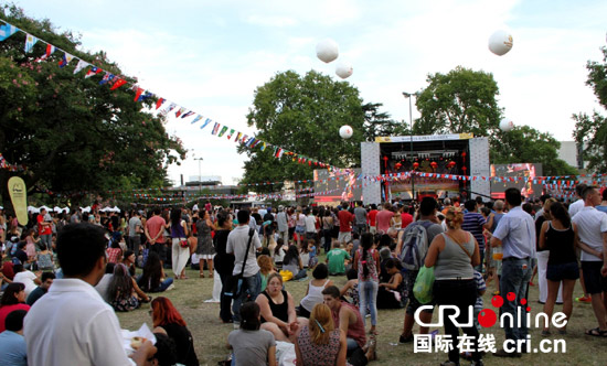 逛庙会的阿根廷民众