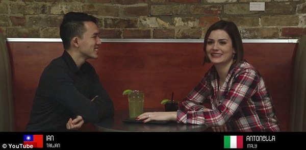 来自中国台湾的男孩易安(Ian)对意大利朋友称要AA制,这让他的朋友吃了一惊:“意大利男人不会让女人付账的。”(视频截图)