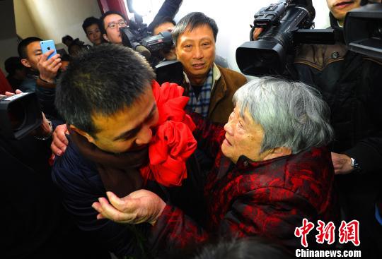 陈满与老母亲相拥而泣。 安源 摄