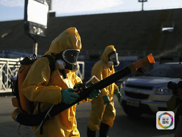 　　里约市政人员在公共场所进行除蚊作业。（新华/路透）