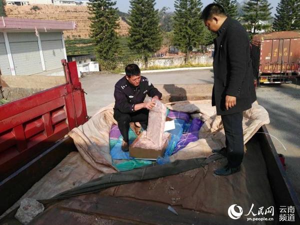 普洱市公安局思茅分局龙潭派出所查获了近26吨非法走私冻肉制品 供图