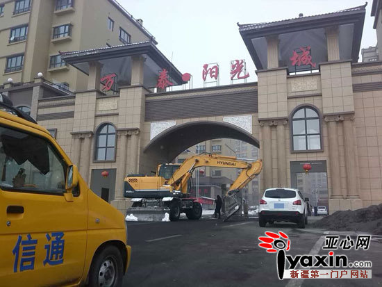 图为挖掘机停在小区大门中央处,小区的私家车无法进出。 得知此事后,2月3日,晨报全媒体记者赶往现场看到,在该小区一期、二期的大门口分别停了一辆挖掘机,正好钉在小区大门中央处,堵住了不少出入小区的私家车。 据小区保安吴先生说,挖掘机是两名年轻男子于3日早晨10时10分开来的。他上前阻止,对方并不听劝,称找你们领导出来,他立即向领导反映。 晨报全媒体记者了解到,之所以出现挖掘机堵门的事,缘于该小区房产商与部分农名工存薪资纠纷。 该小区领导得知此事后,立刻报了警。在警方协调下,双方达成协议。 2月3日中
