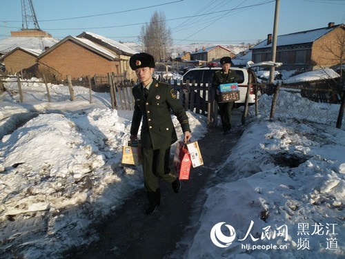 老黑山边防派出所民警为辖区留守老人送去新鲜果蔬。