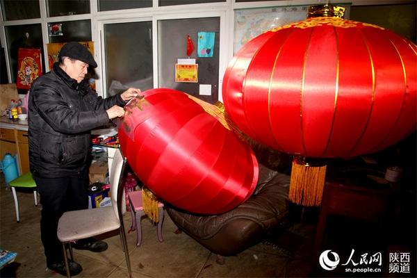 呼延振元说,以前三兆村做灯人挺多,到2000年以后,做灯人慢慢变少,”太累又不挣钱,很多人就放弃做灯。“但说起自己为何至今仍坚持做灯,呼延振元说,”爱好民间工艺,真心想把它做好。” 杜旭涛 摄