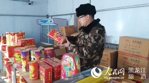 福兴边防派出所民警检查烟花生产日期。