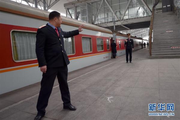 2月4日,发车前,邵强(左)向马艳道别。新华社记者 张端 摄