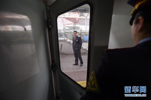 阜阳（安徽），2016年2月5日 铁路夫妻的短暂相聚 新华社记者 张端 摄