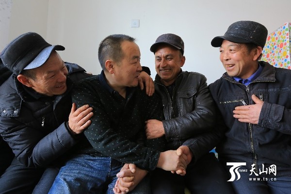 村民得知“访惠聚”工作组干部要离开了，前来道别。