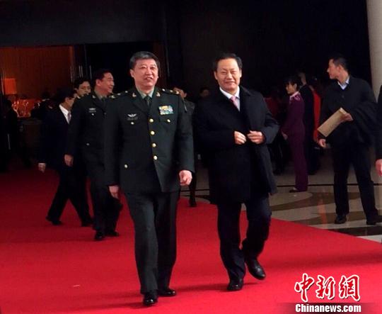南部战区陆军司令刘小午、政委白吕出席2016
