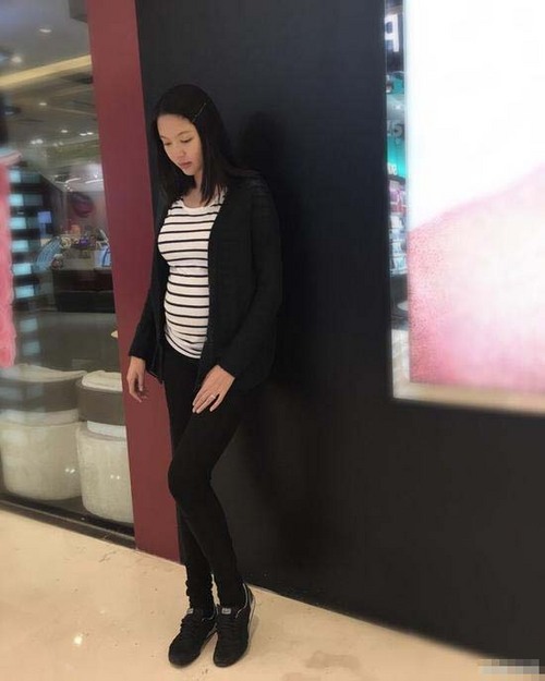 张梓琳晒照自称圆圆 孕肚醒目四肢仍纤瘦