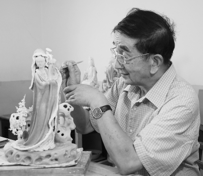 邱双炯在创作中。