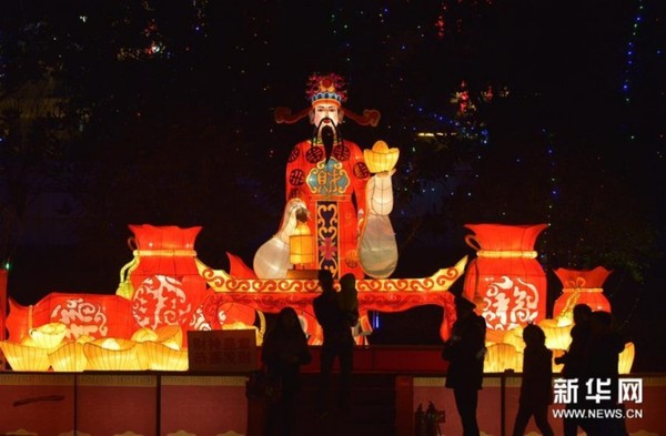 2月4日，市民在观赏彩灯。