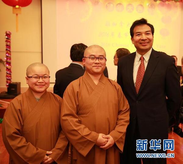 参加中国大使馆春节招待会的僧人与罗照辉大使合影