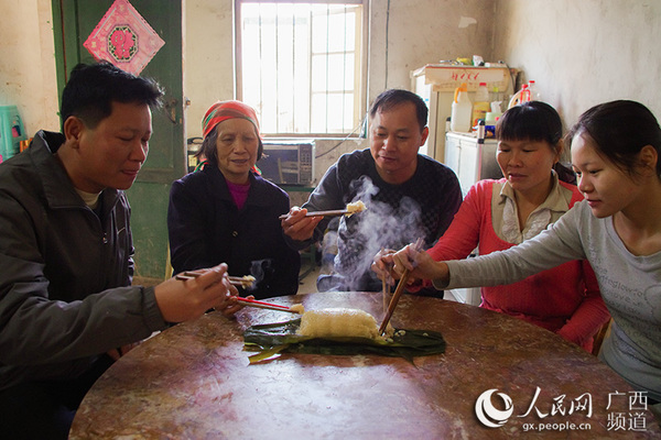 一家人都要坐在一起吃粽子(农冠斌/摄)